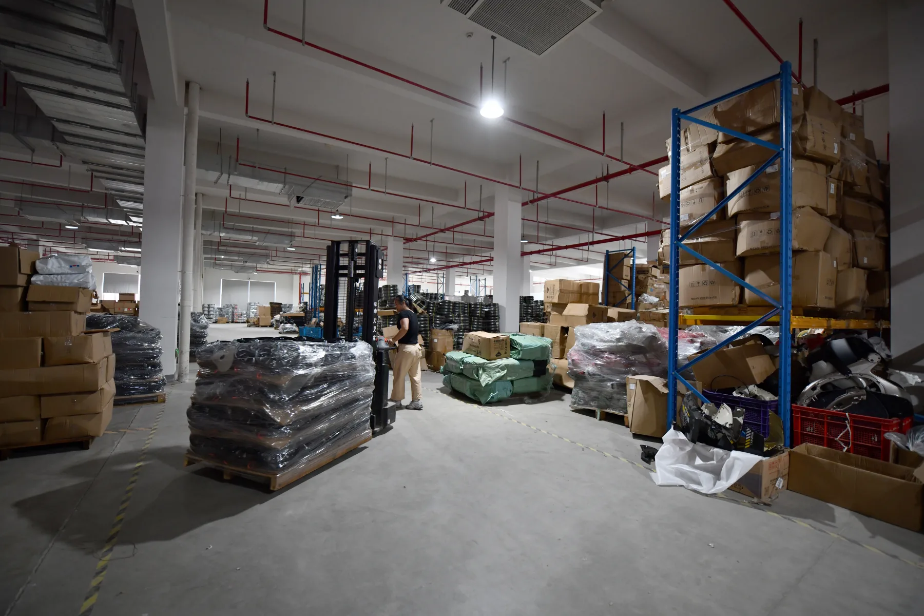 Pallet handling in the warehouse